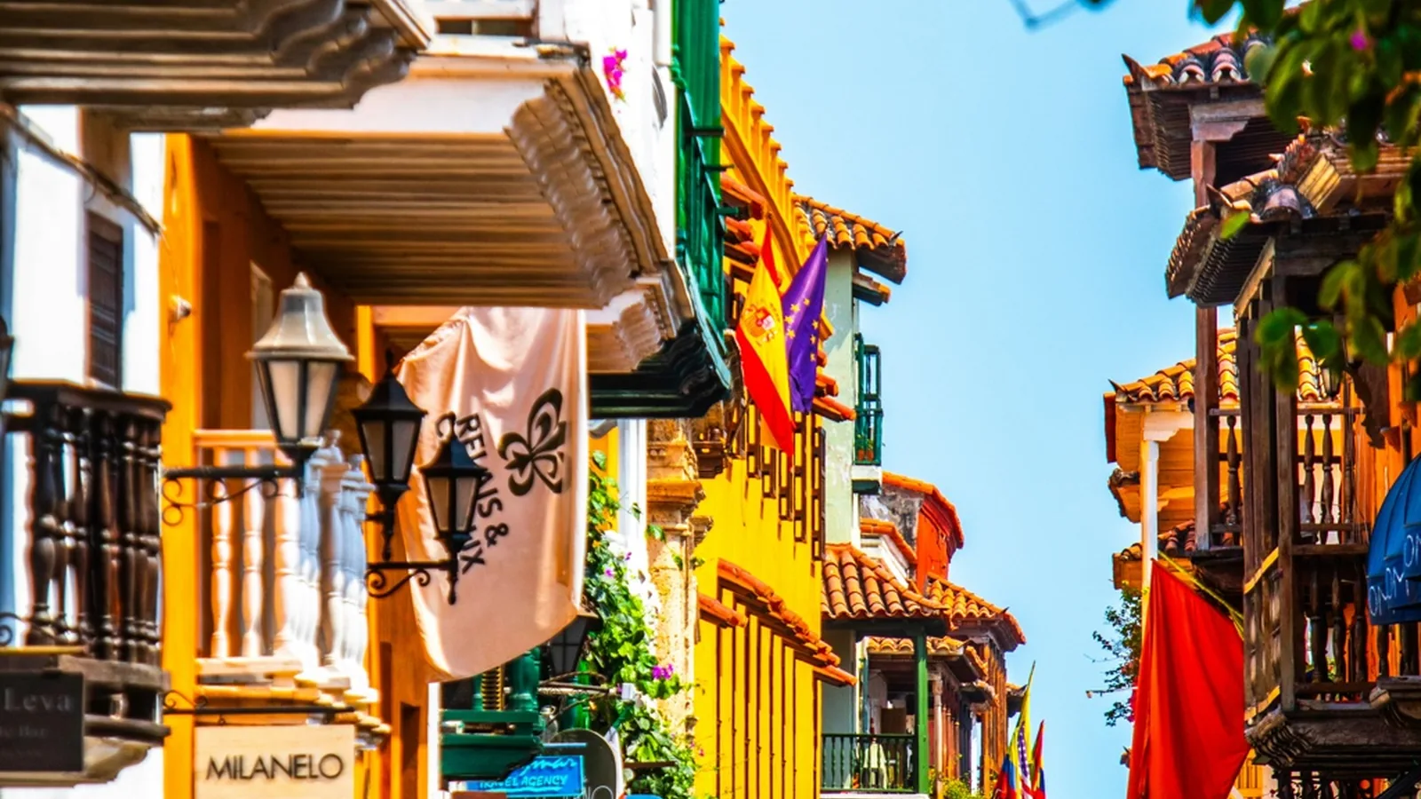 Calle colonial de Colombia para un viaje de bajo presupuesto