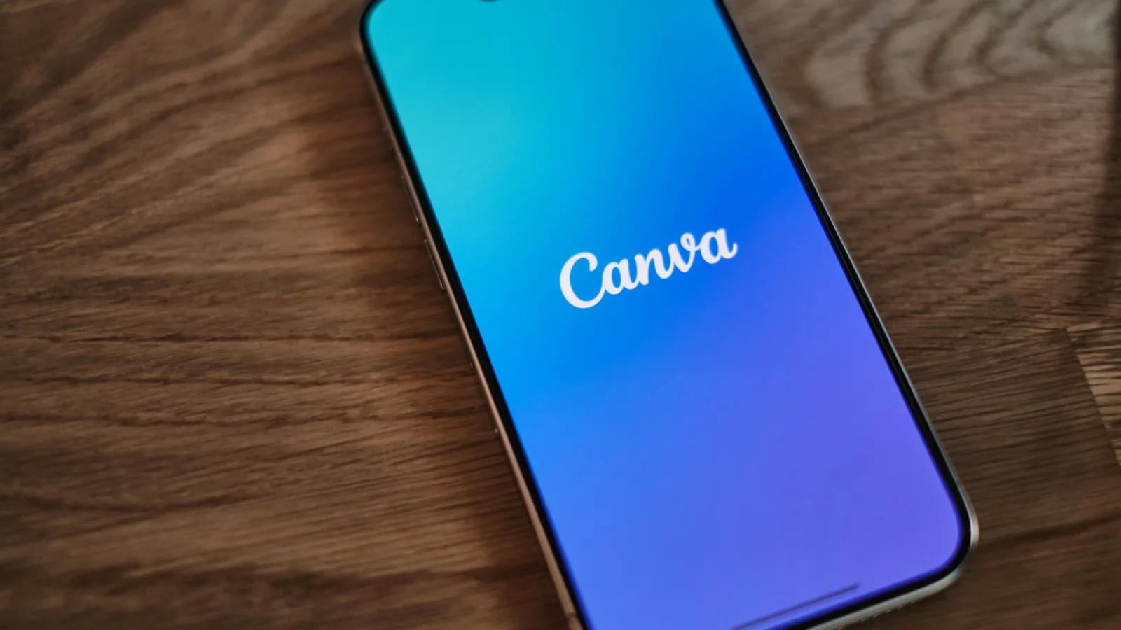 Diseñador creando contenido para negocios con Canva AI