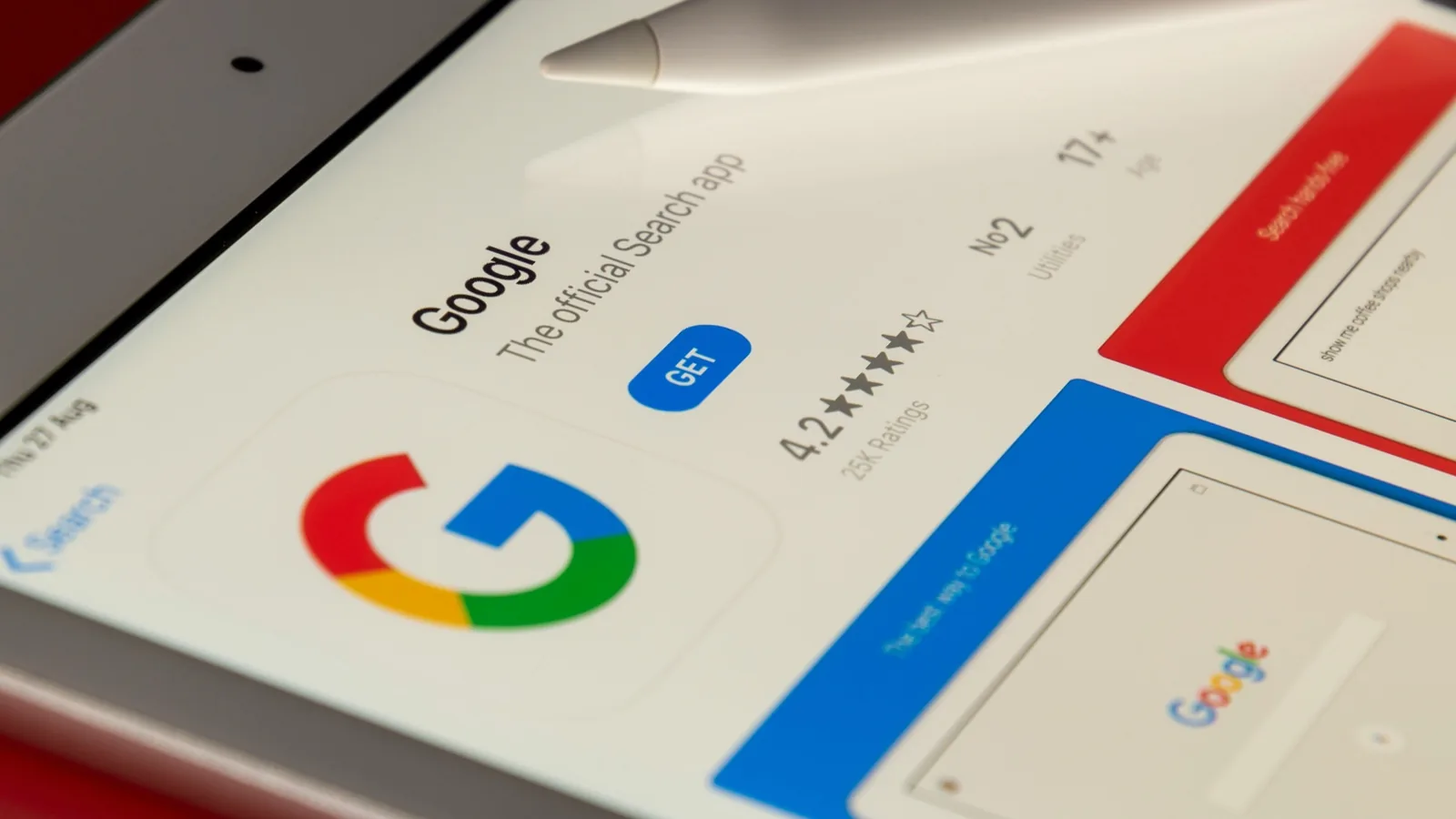 Freelancer usando Gemini y herramientas de Google para trabajar