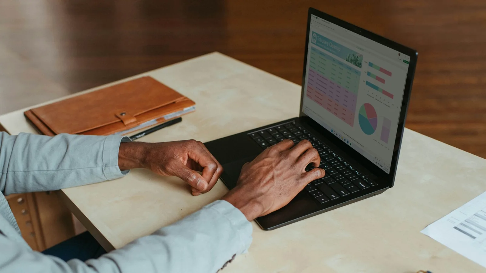 Investigador usando Perplexity para consultar y comparar fuentes