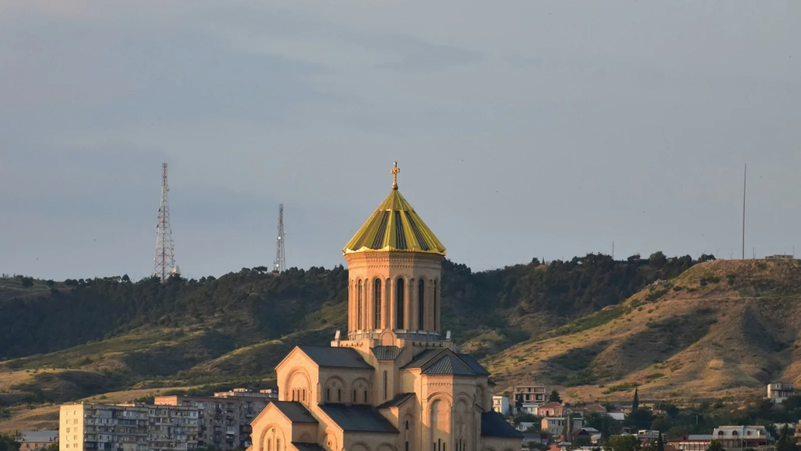 Montañas e iglesia de Georgia en una ruta económica
