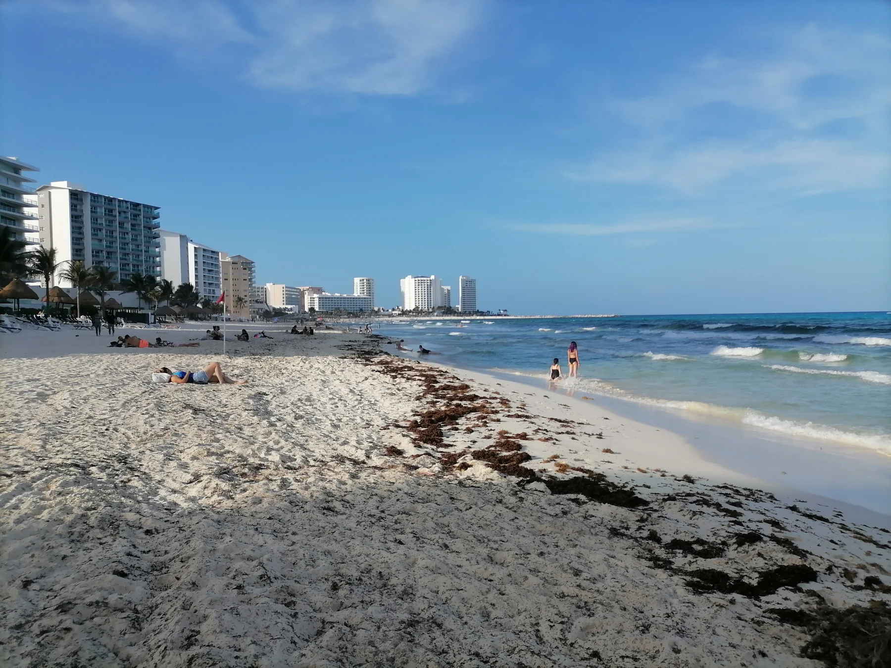 Playa Delfines en Cancún, México, como imagen representativa de las mejores playas de América Latina.
